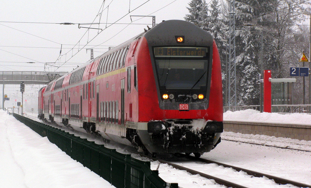 Der lange Aufgang vom Bahnbergang zum Bahnsteig in Golen (Niederlausitz) konnte hier genutzt werden um dieses Bild eines pnktlichen RE 3 von Stralsund nach Elsterwerda zu machen. 29.12.