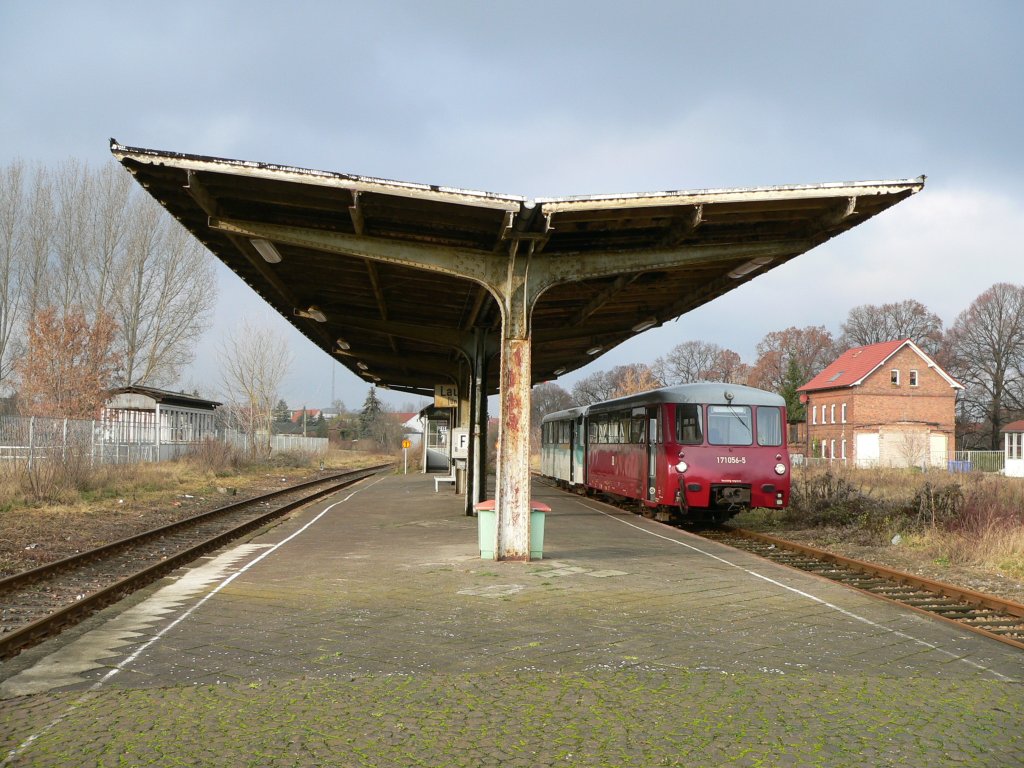 Der Lauchaer Bahnhof hat als Einzigster an der Unstrutbahn einen richtigen Bahnsteig mit berdachung. Auf Gleis 4 warten die beiden Ferkeltaxen der Wisentatalbahn auf die abendliche Rckfahrt nach Reuth (V); 12.12.2009 
