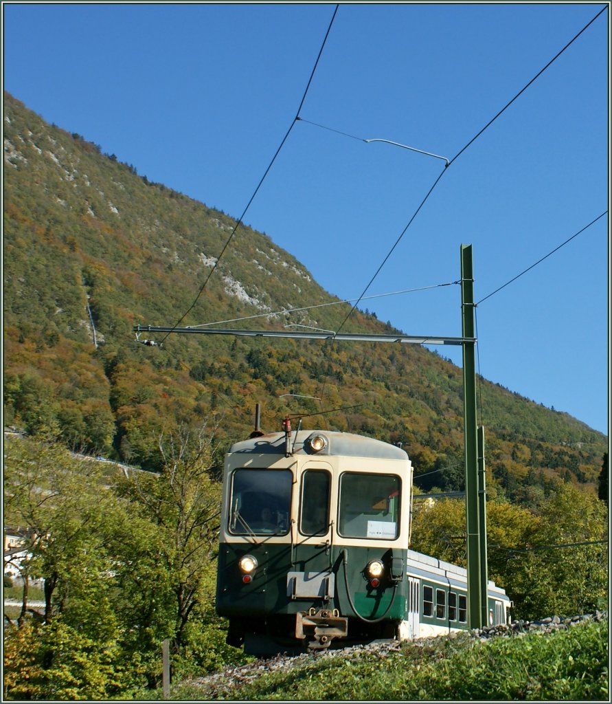Der LEB  Ersatzzug  auf der ASD oberhalb von Aigle
Herbest 2010
