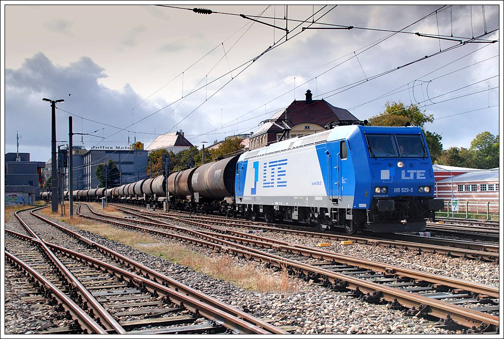 Der leere Schwerlzug 47985 von Hamburg nach Schwechat, am 17.10.2009 ber die Vorortelinie umgleitet und mit 185 529 bespannt, aufgenommen in Hernals. Ab 2010 wird diese Leistung durch die RCA gefhrt.