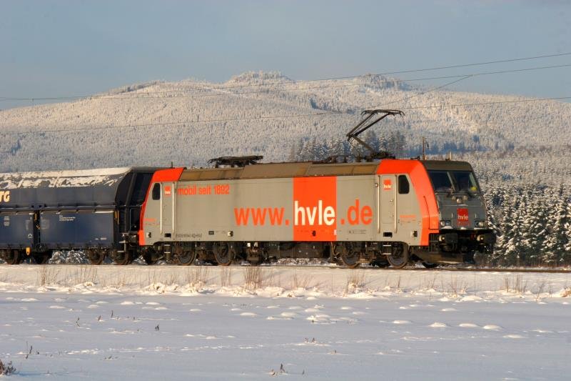 Der leichte Pulverschnee eignet sich nicht ganz zum Wintersport, aber berpudert die harzer Berge wunderschn. 185 641 vor dem 850m hohem Hohnekopf; 20.12.2009