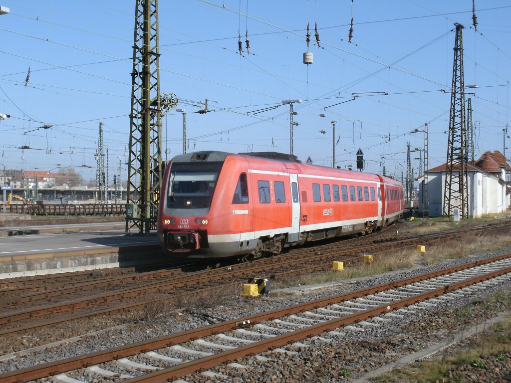 Der Leipziger 612 568,am 26.M�rz 2012,fuhr an den Bahnsteig im Leipziger Hbf.