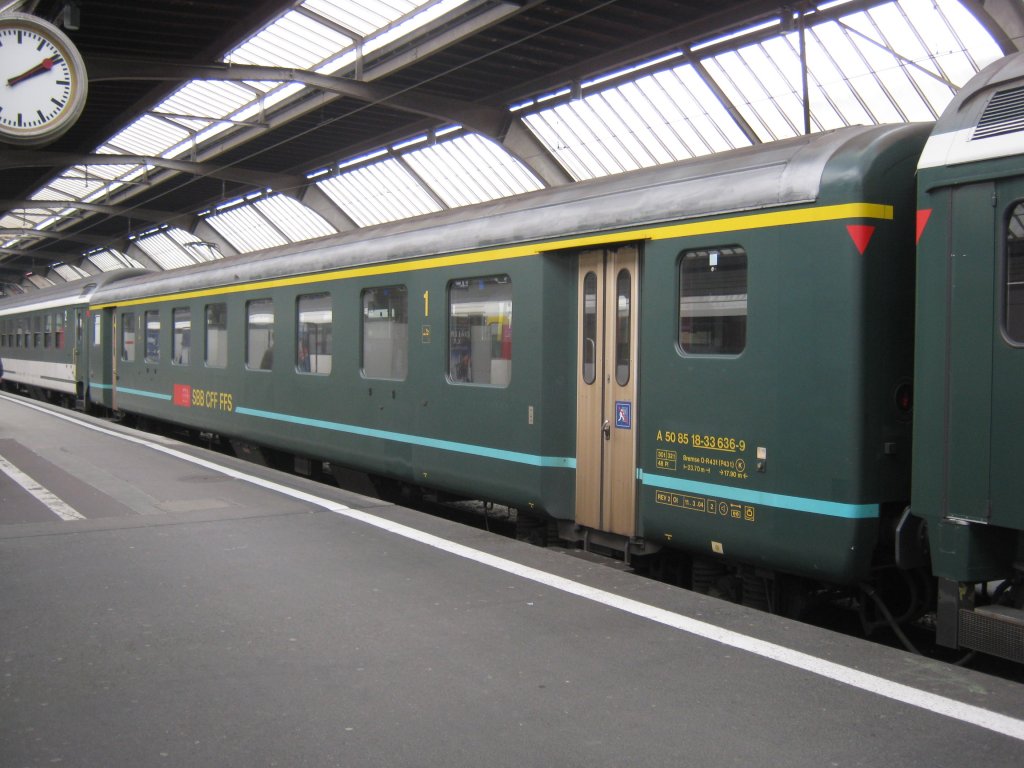 Der letzte  A(r), 50 85 18-33 636-9, abgeschlossen am IR 1776 im HB Z�rich, 15.02.2011.