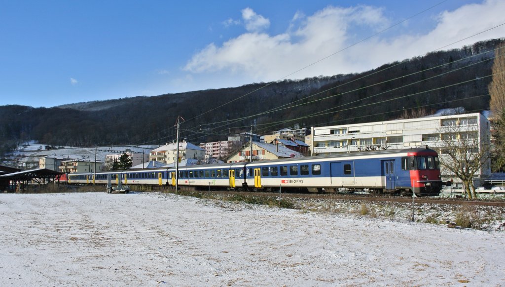 Der letzte BDt-Re 4/4II Pendel in der Region Biel: R 5135 mit dem fhrendem BDt EWI 50 85 82-33 983-6 bei Cornaux. Ab Morgen ist auch dieser Pendel Geschichte.., 06.12.2012.