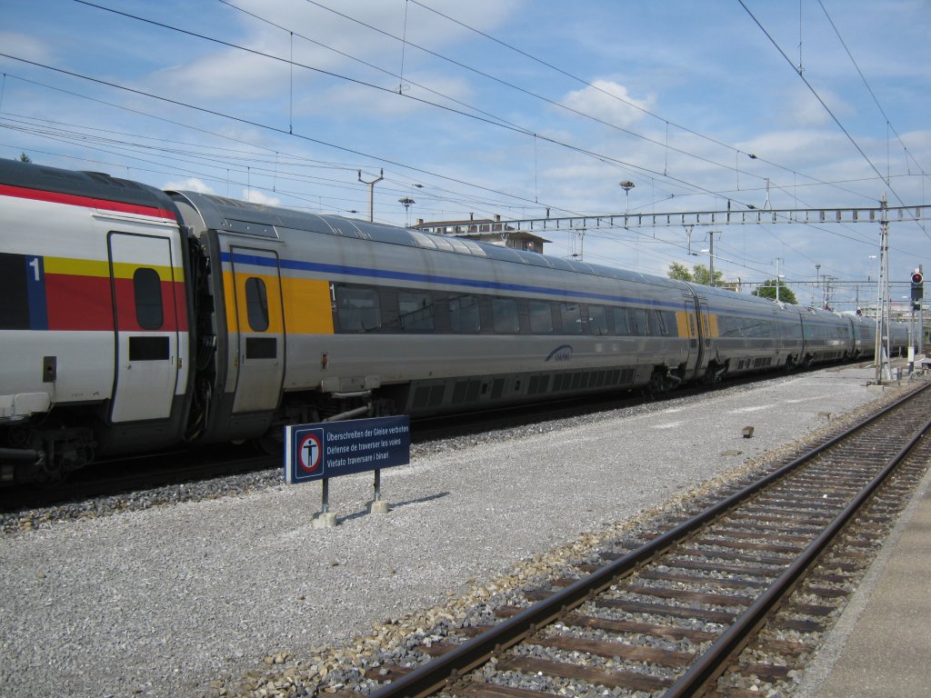 Der letzte Cisalpino: ETR 610 007: Der weisse Steuerwagen ist ein Ersatzwagen, da der vorherige Steuerwagen bei einem Rangierunfall in Deutschland schwer beschdigt wurde. Der Ersatzsteuerwagen ist bereits in den neuen SBB Farben lackiert, der Rest der Komposition hat noch die Cisalpino Anschriften, Solothurn, 30.07.2011.