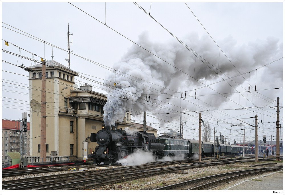 Der letzte Dampfsonderzug der den Wiener Sdbahnhof verlies war der mit 52.4984 und 2050.02 bespannte R16651 nach Puchberg/Schneeberg. Wien/Sdbahnhof, 12.12.2009.