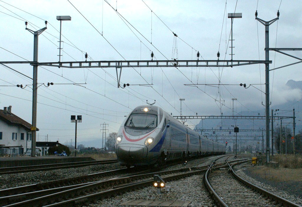 Der letzte Dienst als CIS 37: ETR 610 in St-Triphon auf dem Weg nach Venezia S.L (und zurck) Am folgenden Tag bernahm ein SBB ETR 610 diese Leistung.
12.12.2009

EXIF-Daten: SONY DSLR-A350, Aufnahmezeit: 2009:12:12 09:50:23, Belichtungsdauer: 0.002 s (1/500) (1/500), Blende: f/5.0, ISO: 400, Brennweite: 30.00 (300/10)
