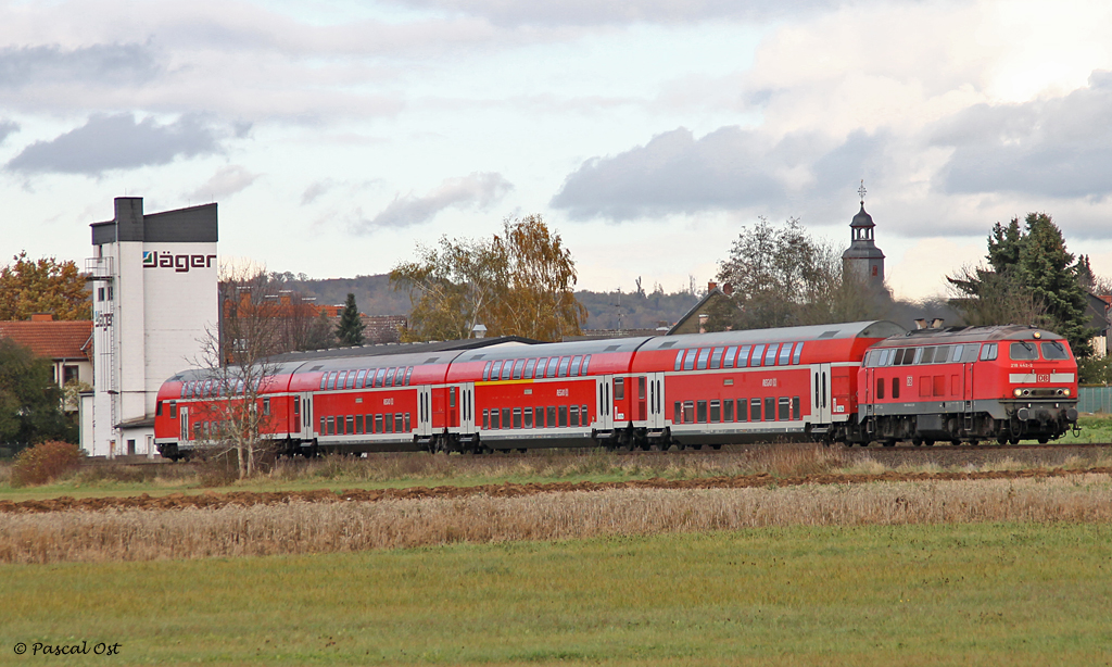 Der letzte Herbst im Niddertal mit der vollen Drhnung der BR 218: 218 442-2 hat soeben mir ihrem RE nach Frankfurt (Main) Hbf den Bahnhof von Glauburg-Glauberg verlassen und fhrt nun dem nchsten Halt Altenstadt-Lindheim entgegen. Aufgenommen am 2. November 2012.