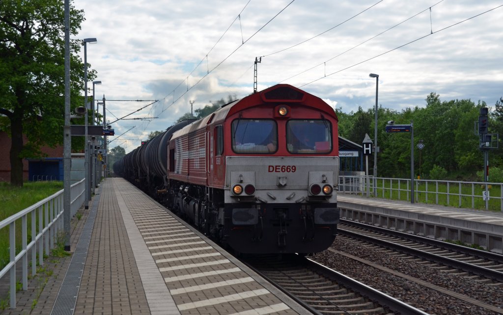 Der letzte Kesselwagenzug der HGK kam dann mit DE 669 zur Abwechslung aus Bitterfeld in Richtung Wittenberg gefahren. Am 20.05.13 fuhr dieser durch Burgkemnitz.