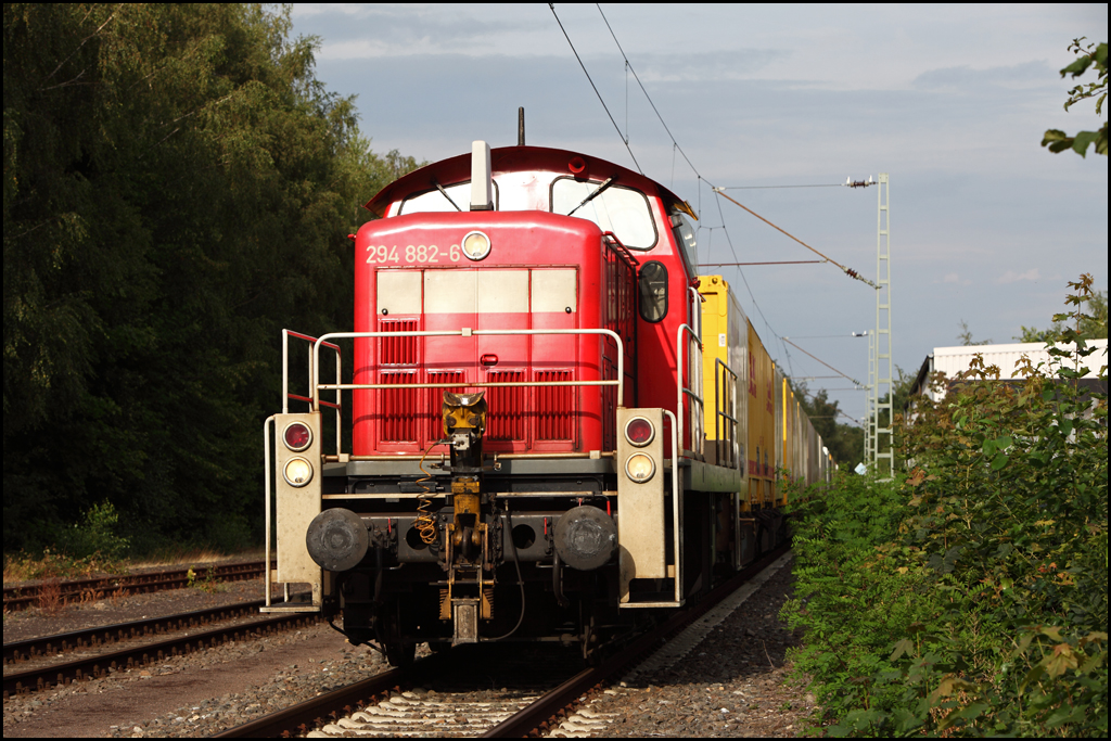 Der  letzte  Sommertag in NRW wurde genutzt um die abendlichen PIC-Zge abzulichten. 294 882 erreicht vom Logistikzentrum komment den  Bahnhof  Unna-Knigsborn. (10.08.2010)