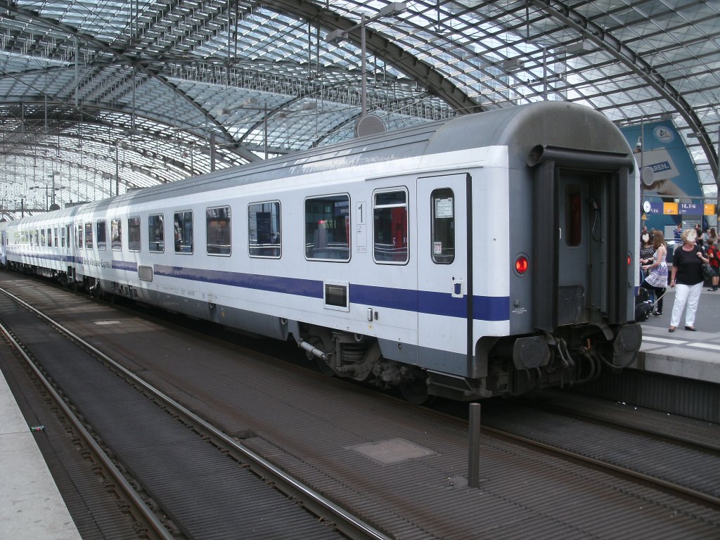 Der letzte Wagen,am EC44 aus Warszawa war,am 12.Juni 2011,der Avmz 61 80 19-91 781-3,den ich im Berliner Hbf fotografierte.