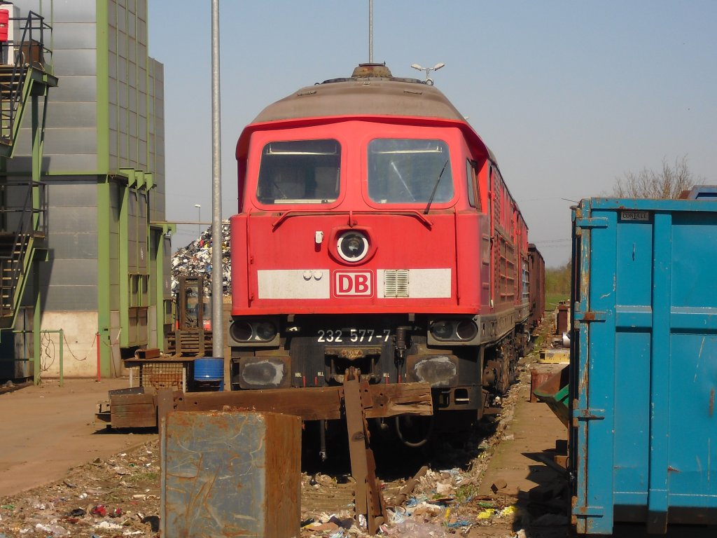 Der letzte Weg dieser 232 577-7 ging von Mukran nach Espenhain. Wo sie nun am 18.04.10 auf dem Schrottplatz steht. Traurig wenn man das sieht!! foto machte ich durch den Zaun!!!