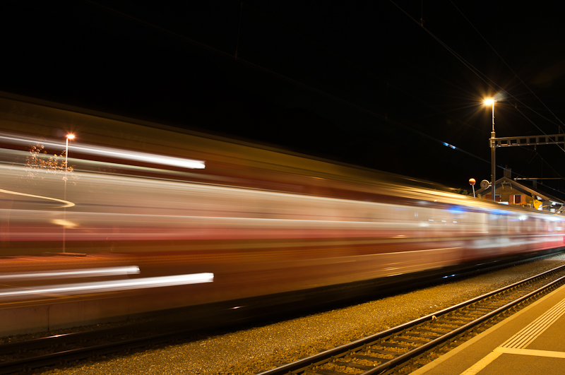 Der letzte Zug des Tages entschwindet in die dunkle Nacht...
(Filisur - 9. August 2011)