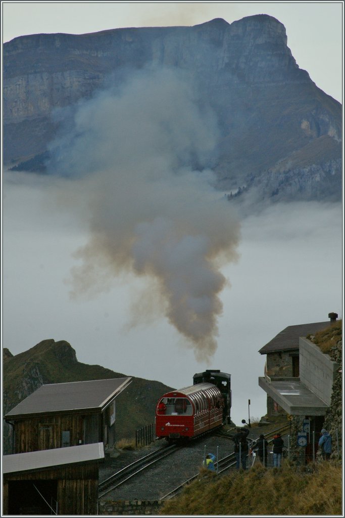 Der letzte Zug fr heute trifft in der Station Brienzer Rothorn ein. 
Bahnbilder Gipfeltreffen vom 29./30. Sept. 2012