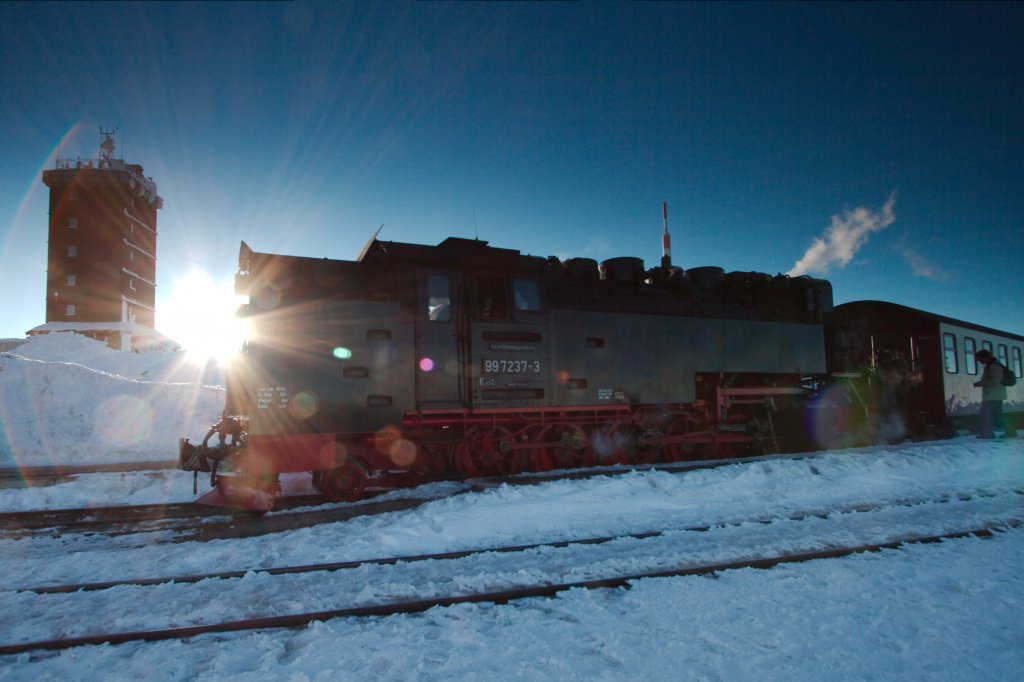 Der letzte Zug mit der 99.7237 am Brocken wenige Minuten vor der Abfahrt. (04.03.2013)