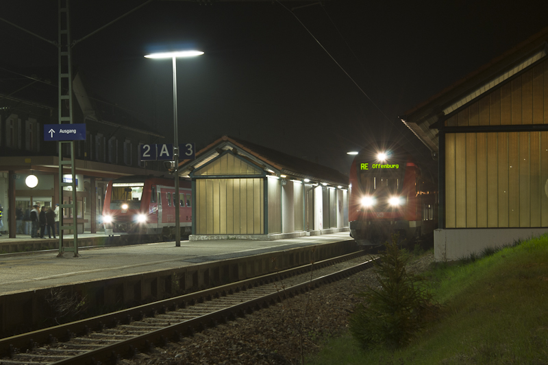 Der letzte Zug nach Norden: RE 4728 ist gerade in den Bahnhof St. Georgen (Schwarzw) eingefahren, dann wird noch der Gegenzug abgepasst und danach kann 611 011-8 (links) endlich in das groe, schwarze Loch - in den Sommerautunnel - einfahren. 7. Mai 2010.