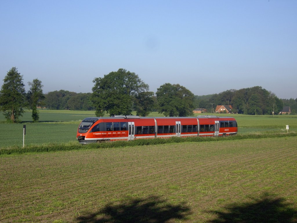 Der letzte Zwischentakter von Gronau nach M�nster des Tages ist noch allein unterwegs.
In Steinfurt-Burgsteinfurt f�hrt dieser zusammen mit einem anderen 643, der aus M�nster kommt weiter bzw. zur�ck nach M�nster.
04.06.2010
