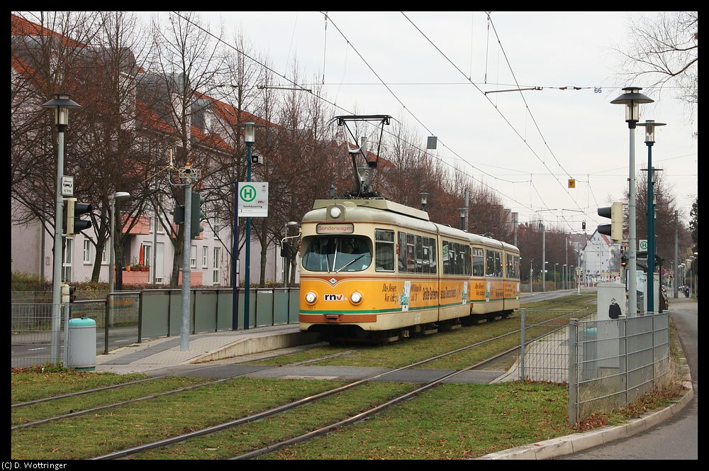 Der Linksrheinische Zug 1017+1057 am 28. November 2010 in Rechtsrheinischen Gefilden (Mannheim...) an der Haltestelle Tannhuserring.