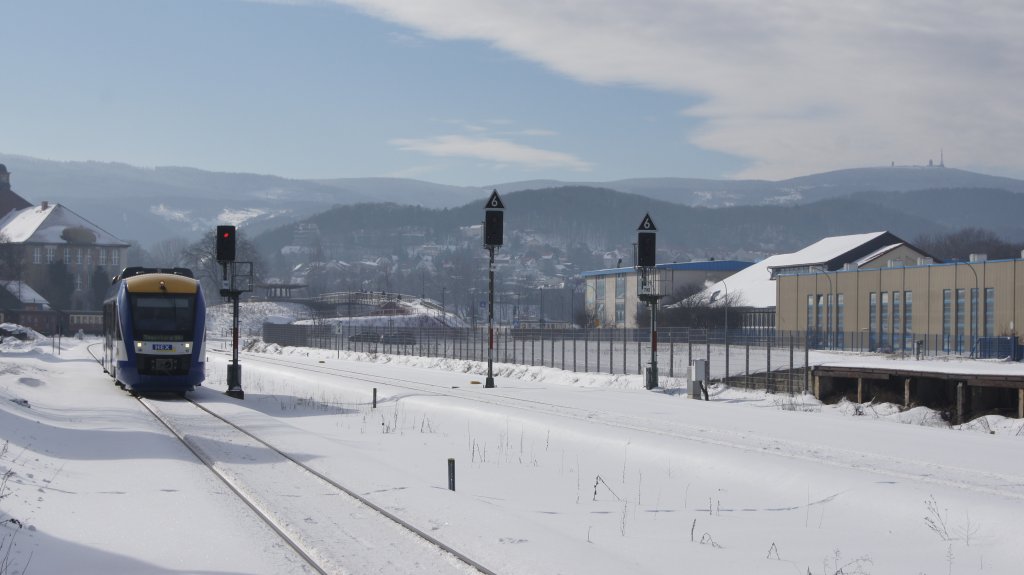 Der Lint 41 VT 871 des Harz Elbe Express fhrt planmig am 17.02.2010 gegen 14.38 in Wernigerode ein. Sein Fahrtziel ist Magdeburg Hbf. Rechts im Hintergrund ist der Brocken gut zu sehen.