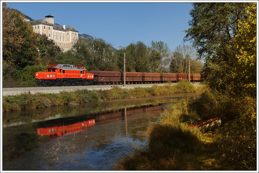 Der von Linz ber Salzburg und den Tauern nach Koper verkehrenden Erzleerzug 48407 wurde am 4.10.2010 ber den Pyhrn und das Ennstal umgeleitet und verkehrte von Linz Stahlwerke bis Bischofshofen mit 1020.37 der GEG als 90407. Die Aufnahme zeigt den Zug in Trautenfels.
Fge eine Bildunterschrift hinzu
Der von Linz ber Salzburg und den Tauern nach Koper verkehrenden Erzleerzug 48407 wurde am 4.10.2010 ber den Pyhrn und das Ennstal umgeleitet und verkehrte von Linz Stahlwerke bis Bischofshofen mit 1020.37 der GEG als 90407. Die Aufnahme zeigt den Zug in Trautenfels.
