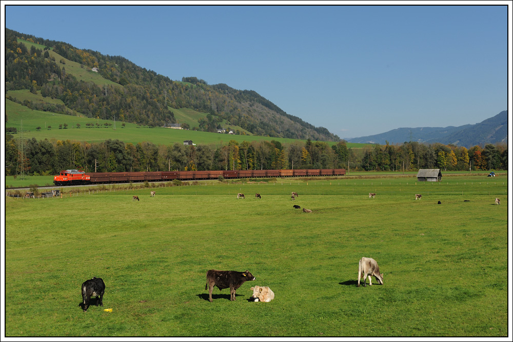 Der von Linz ber Salzburg und den Tauern nach Koper verkehrenden Erzleerzug 48407 wurde am 4.10.2010 ber den Pyhrn und das Ennstal umgeleitet und verkehrte von Linz Stahlwerke bis Bischofshofen mit 1020.37 der GEG als 90407. Die Aufnahme zeigt den Zug zwischen Pruggern und Aich im Ennstal.