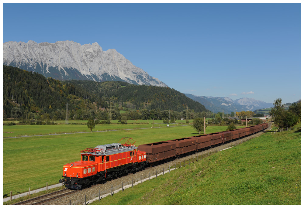 Der von Linz ber Salzburg und den Tauern nach Koper verkehrenden Erzleerzug 48407 wurde am 4.10.2010 ber den Pyhrn und das Ennstal umgeleitet und verkehrte von Linz Stahlwerke bis Bischofshofen mit 1020.37 der GEG als 90407. Die Aufnahme zeigt den Zug kurz nach blarn mit Blick auf den Grimming.