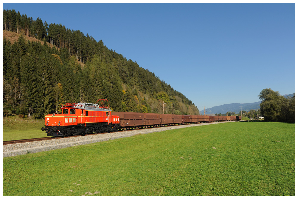 Der von Linz ber Salzburg und den Tauern nach Koper verkehrenden Erzleerzug 48407 wurde am 4.10.2010 ber den Pyhrn und das Ennstal umgeleitet und verkehrte von Linz Stahlwerke bis Bischofshofen mit 1020.37 der GEG als 90407. Die Aufnahme zeigt den Zug zwischen Haus im Ennstal und Schladming.