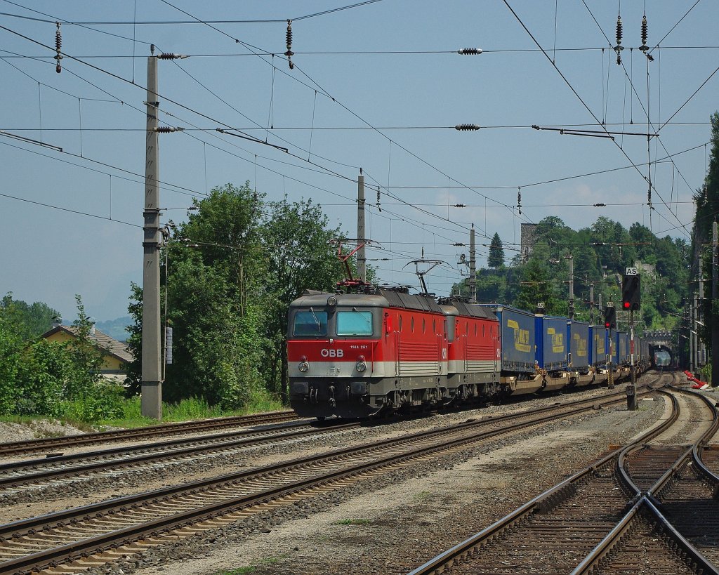 Der LKW Walter Zug bespannt mir drei mal 1144 (1144 251 fhrend und eine schiebend) auf seiner Fahrt in Richtung Sden. Aufgenommen am 16.07.2010 in Brixlegg.