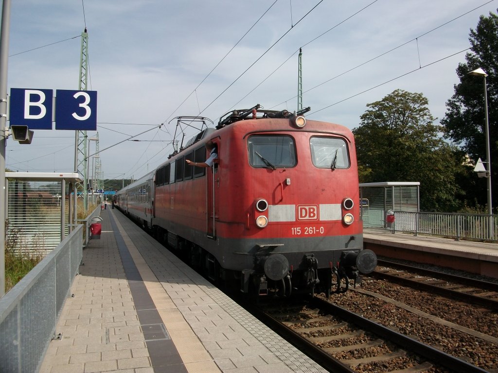Der Lokfhrer von 115 261 besttigt das Abfahrsignal vom Zugfhrer,am 12.September 2010,in Bergen/Rgen um mit dem IC 1809 Binz-Kln bis Rostock zufahren.Nachdem 115 346,115 350 und 115 509 auf Rgen im Einsatz waren,ist jetzt 115 261 auf Rgen im Einsatz.