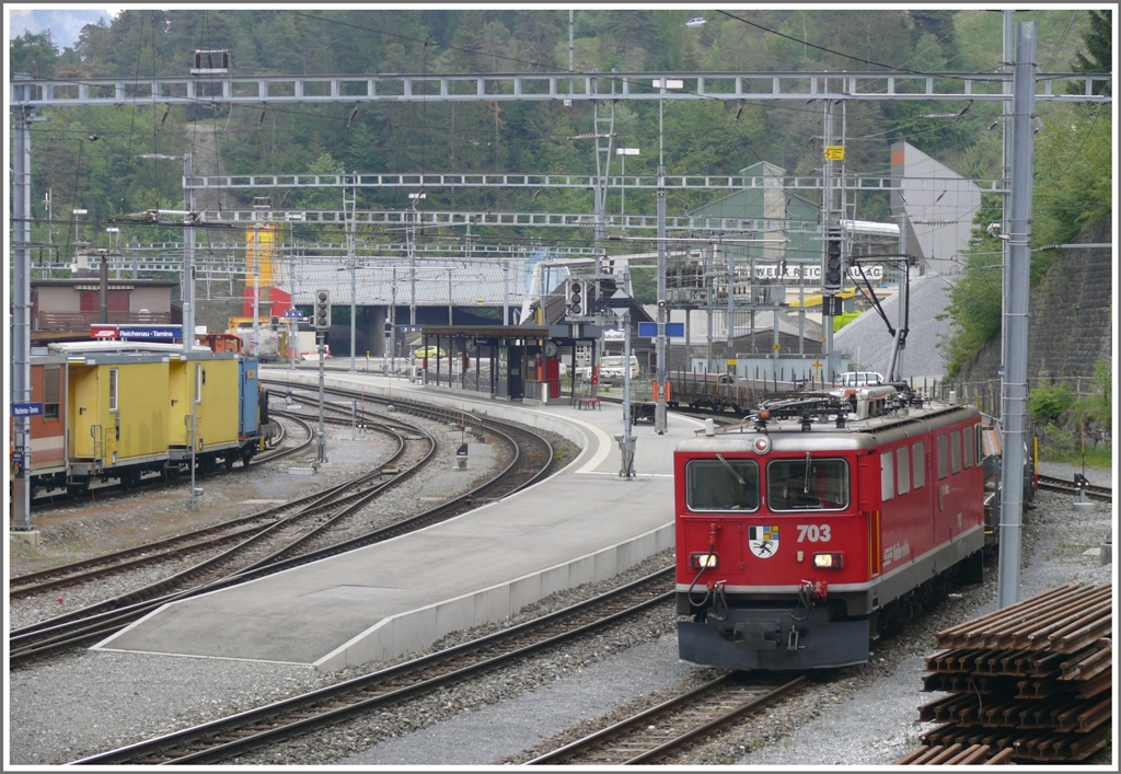 Der Lokfhrer dieses Gterzuges nach Samedan muss sich in Reichenau-Tamins in Geduld ben, denn er wartet mehr als eine Stunde auf ein Loch (slot heisst es doch im Flugverkehr) im Fahrplan fr die Weiterfahrt.
Ge 6/6 II 703  St.Moritz  zieht einen Ganzzug mit Stahlblech beladen ins Engadin. (18.05.2010)