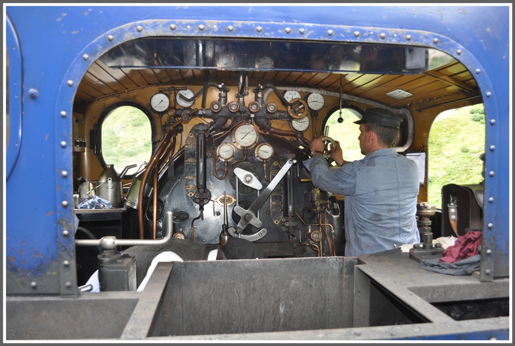 Der Lokfhrer dreht und zieht an seinen Rdern und Hebeln auf der Talfahrt nach Oberwald wie auf einem Instrument. (21.07.2011)
