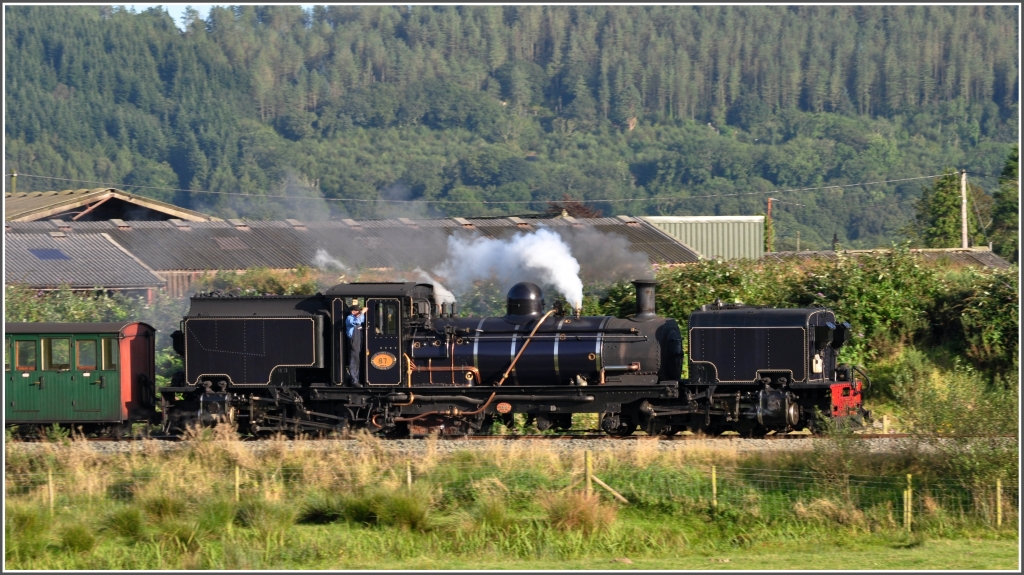 Der Lokf�hrer der Garratt Lok 87 wird durch die tiefstehende Sonne geblendet, als er die Ebene bei Pont Croesor �berquert. (05.09.2012)