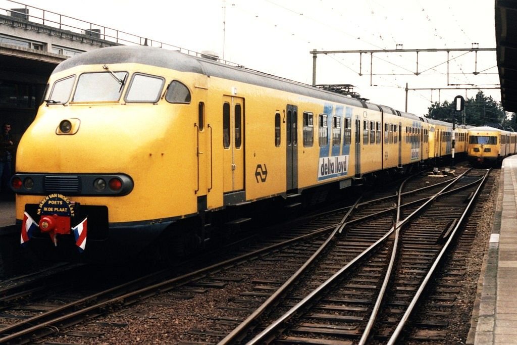 Der Lokf�hrer macht hier seine letzte fahrt (Gedenkplatte und Fahnen). Plan V 437 und 843 mit Regionalzug 19847 Utrecht-Zutphen auf Bahnhof Zutphen am 28-2-1995. Bild und scan: Date Jan de Vries.