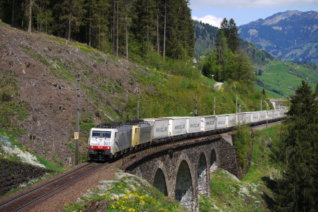 Der Lokomotion-Zug TEC 41853 ((Luha BASF -) Mnchen Ost Rbf - Trieste Campo Marzio) wurde am 05.05.13 von LM 189 907 und RTC 189 902 bespannt. Hier passiert der Zug gerade das Steinbach-Viadukt oberhalb von Bad Hofgastein.