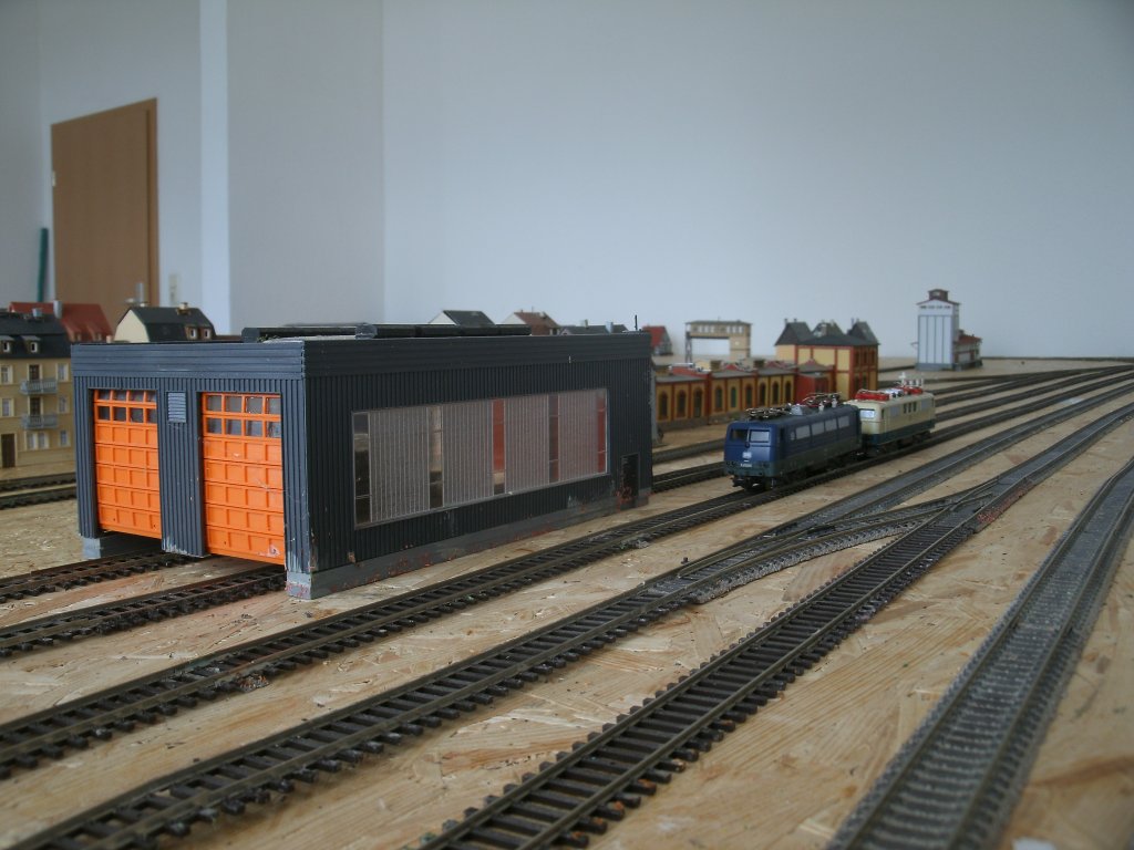 Der Lokschuppen im Bw,auf meiner neuen H0-Anlage,wird demnchst gegen einen modernen,dreistndigen Lokschuppen ausgetauscht.Aufgenommen am 16.Juni 2013.