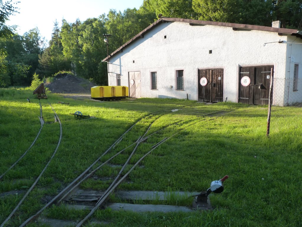 Der Lokschuppen, bzw. Betriebsgebude, der Feldbahn in Katerina. Achtung fr Besucher ist Katerina per Navi nur ber eine Strae zu erreichen die teilweise ein gelndegngiges Fahrzeug bentigt. Die Strae von Soos nach Katerina ist gesperrt und nur fr Anwohner frei (Vorsicht hohe Strafen in der CZ).