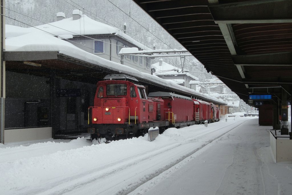 Der LRZ aus Airolo mit der Bm 4/4 18436 besuchte am Morgen des 10.12.12, samt schneerumender Crew, den Bahnhof Gschenen.