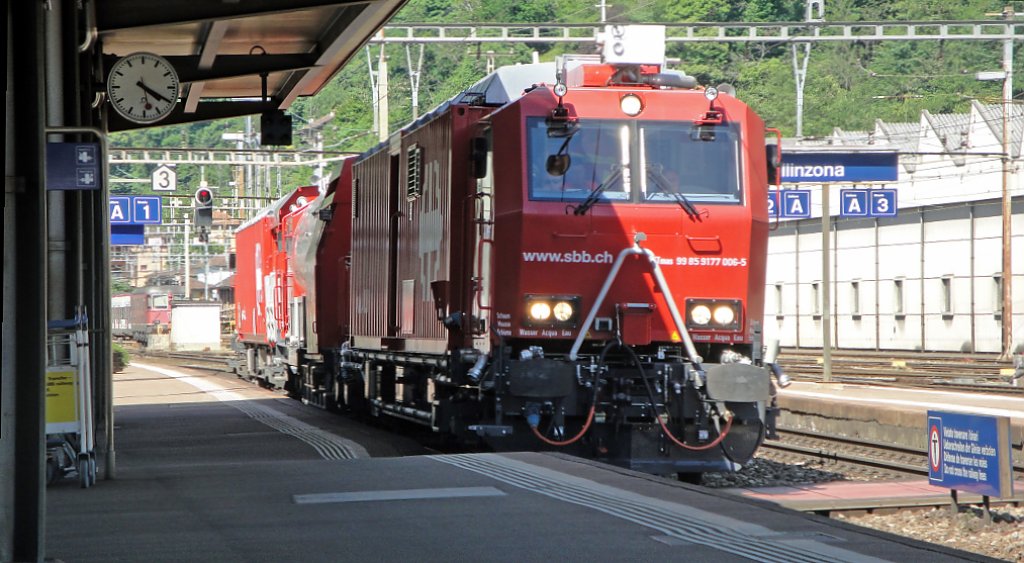 Der LRZ Bellinzona mit dem Steuer-/Mechanikwagen XTmas99 006-5  Bellinzona  an der Spitze verlsst am 31.05.10 den Heimatbahnhof mit Zielbahnhof Cadenazzo.