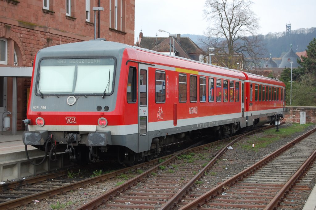 Der Ludwigshafener 628 259 ist am 10.4.2010 soeben in seinem Zielbahnhof Bad Bergzabern angekommen, von wo aus er etwa 20 Minuten spter wieder nach Winden (Pfalz) aufbrechen wird. Erstaunlicherweise besitzt der Bahnhof noch zwei Gleise und sogar eine Umsetzmglichkeit.