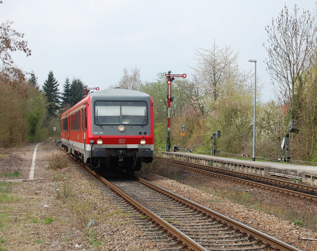 Der Ludwigshafener 628 296 fhrt am 10.4.2010 als RB nach Karlsruhe in den Bahnhof Kandel ein.