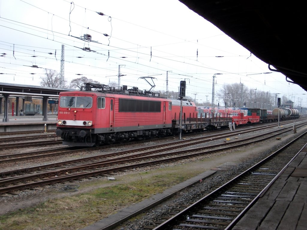 Der Lumpensammler von Mukran nach Rostock Seehafen mit 155 019 am 09.April 2010 in Stralsund.Am Schlu� liefen umgespurte russische Breitspurkesselwagen mit.