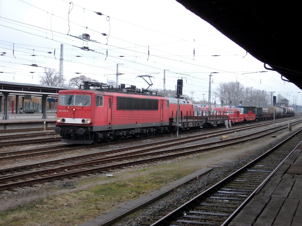 Der Lumpensammler von Mukran nach Rostock Seehafen mit 155 019 am 09.April 2010 in Stralsund.Am Schlu liefen umgespurte russische Breitspurkesselwagen mit.