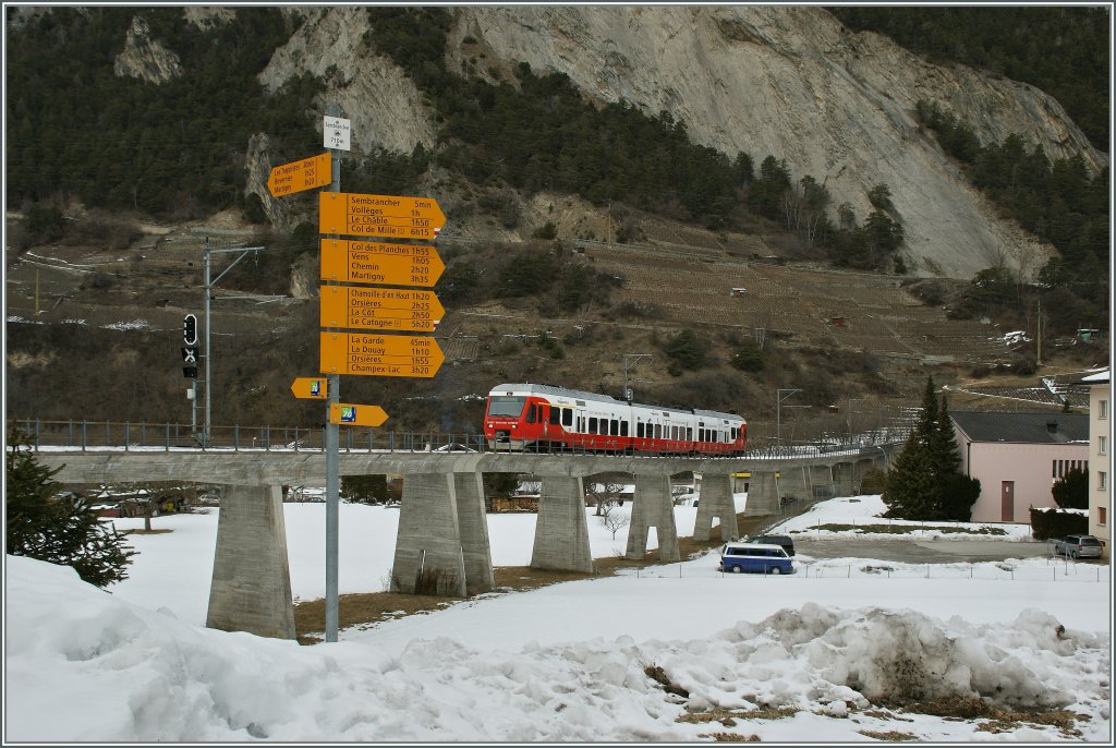 Der M-O (TMR/Region Alps) RABe 527 521-8 erreicht als Regionalzug 26123 den Bahnhof mit treffenden Namen Sembrancher. 
27. Jan. 2013