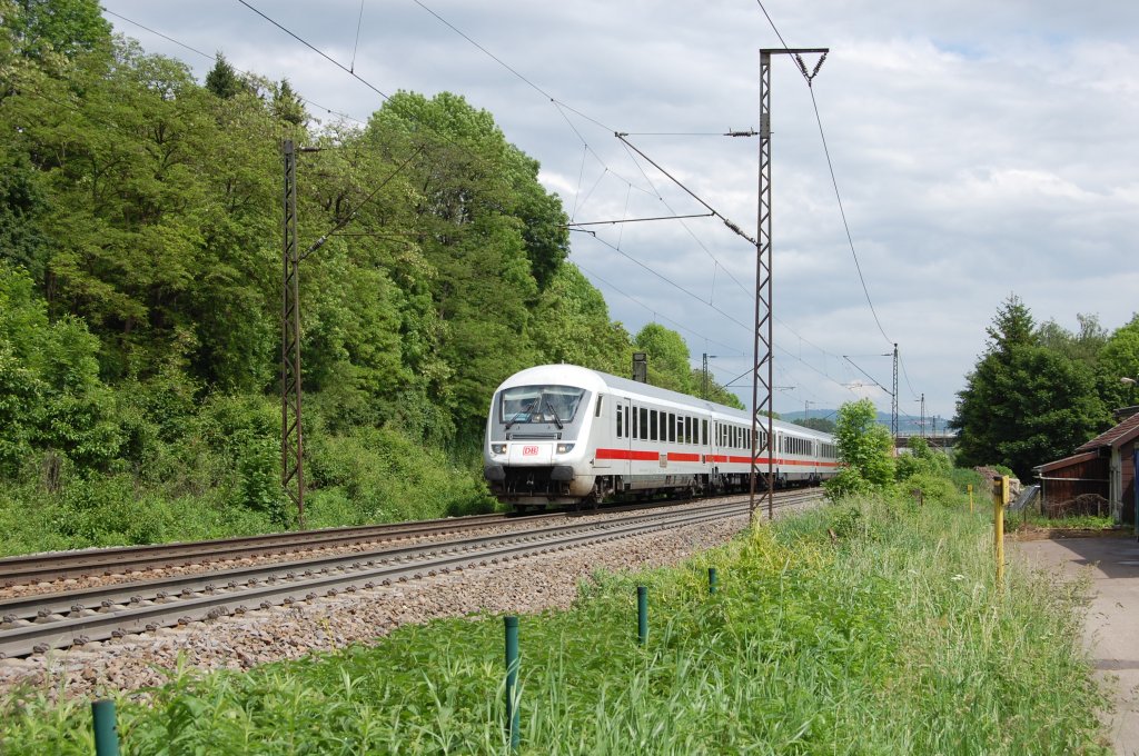 Der Mai des Jahres 2010 lie� so gut wie keine Sonnenaufnahme zu. Wenn sich dann mal f�r einen kurzen Moment die Sonne zeigte, kam leider aber  nur  ein IC oder �hnliches. So geschehen am 28.5.2010 auf der Filsbahn kurz vor dem Bahnhof G�ppingen, denn dort konnte ich bei Sonne einen IC auf der Fahrt in Richtung Stuttgart aufnehmen.