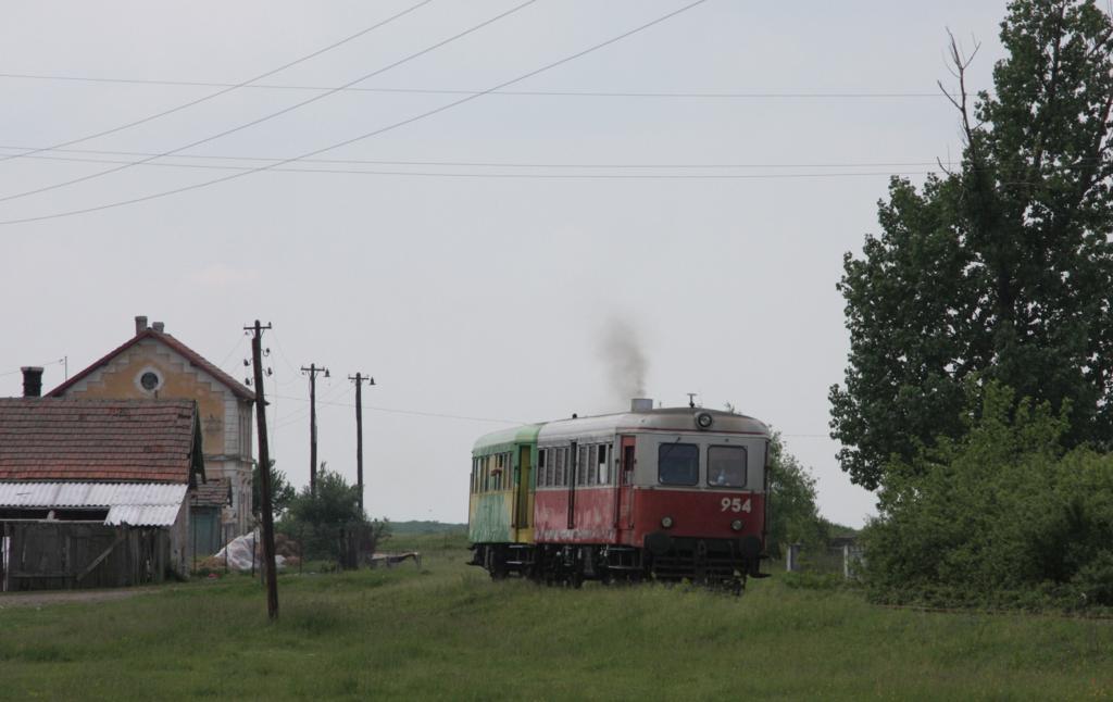 Der Malaxa Triebwagen 954 fhrt am 11.5.2010 auf dem Weg nach Crpinis
aus dem Haltepunkt Otelec aus.