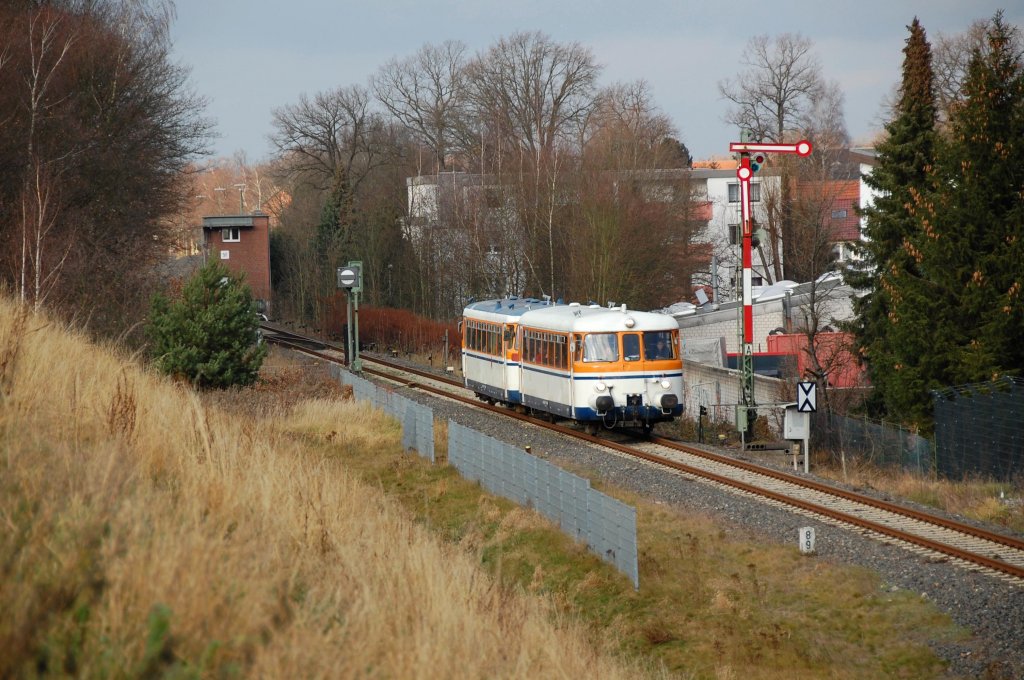 Der MAN-Schienenbus der Osningbahn verlsst hier als Sonderfahrt von Gtersloh Nord nach Paderborn Hbf am 10.12.2011 den Bahnhof Sennelager und passiert dabei das sdl. Esig des Bahnhofs.