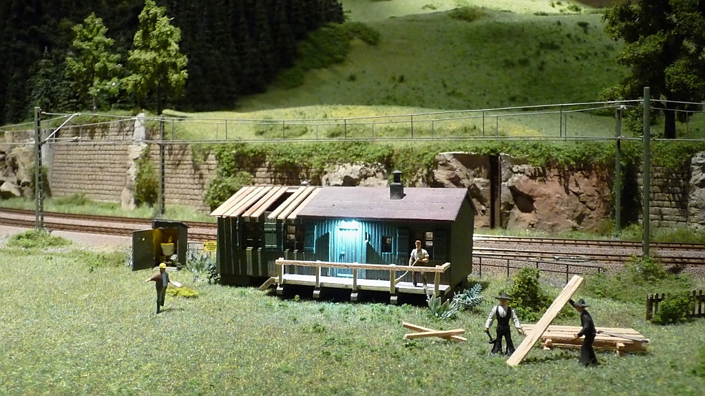 Der Mann auf dem Klo darf wohl auf keiner Anlage fehlen, so auch auf der Schwarzwald-Modellbahn, 3.10.11