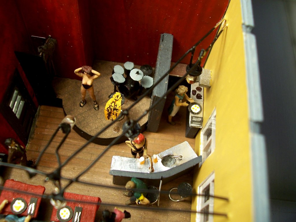 Der Mann mit der gelben Armbinde am Tresen, die Tnzerin, Bedienung und Kchin in Rosie`s Truck Stop im ehemaligen Gterschuppen. Modul 2 im Oktober 2009.