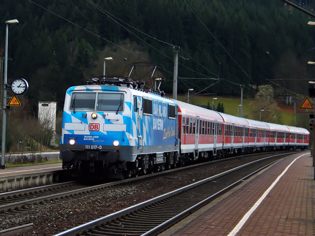 Der  Max`l  111 017 am 02.11.2012 mit RB 59354 nach Saalfeld in Frtschendorf 