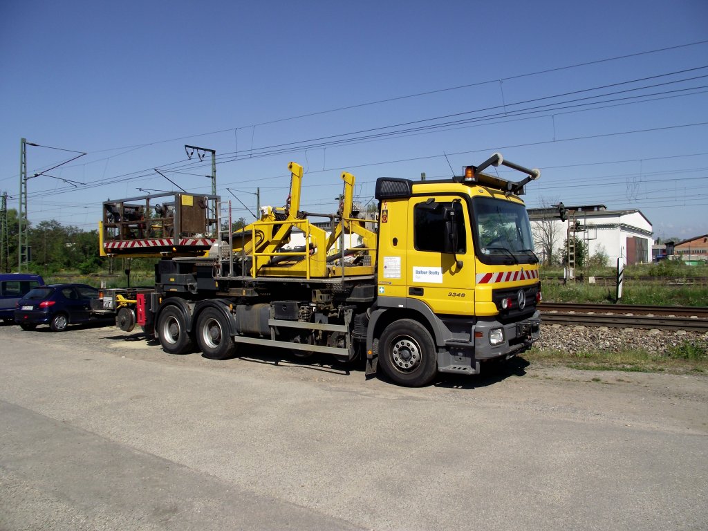 Der MB Actros Zweiwege Fahrzeug mit Hebebhne am 03.09.11 in Mannheim  
